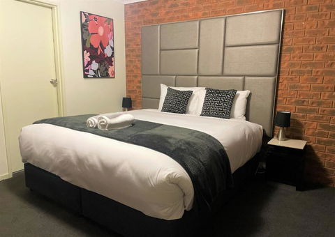 Advance Motel - Accommodation Whitsundays 2
