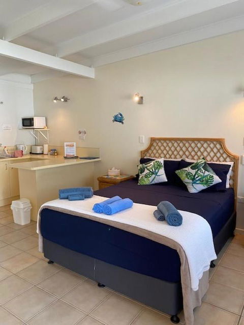 AFFORDABLE ISLAND ESCAPE! Queen Studio, Nelly Bay - Accommodation Whitsundays 1