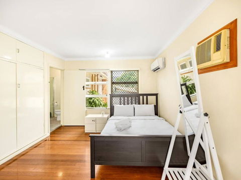 Affordable Studio Steps From UQ Shops And Transit - Accommodation Whitsundays 0