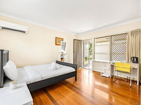 Affordable Studio Steps From UQ Shops And Transit - Accommodation Whitsundays 1
