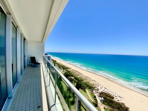 Air On Broadbeach Beachfront 2Level Stunning Apartment With 180 Degree Views - Accommodation Whitsundays 3