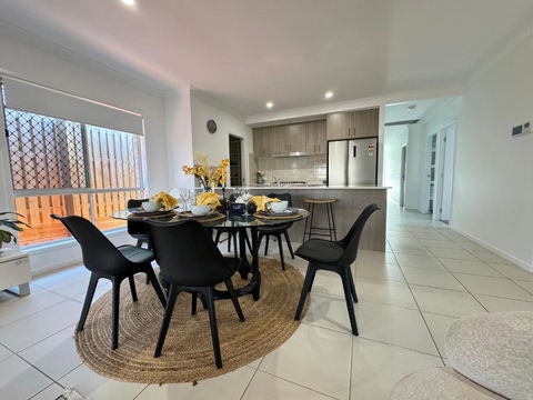 Absolute Familial Paradise- Greenbank - Accommodation Whitsundays 0