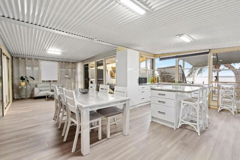 Absolute Waterfront Hidden Gem Toukley - Accommodation Whitsundays 2