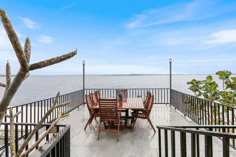 Absolute Waterfront Hidden Gem Toukley - Accommodation Whitsundays 0