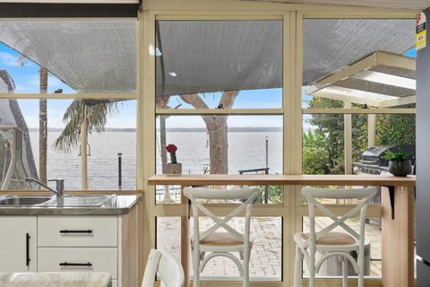 Absolute Waterfront Hidden Gem Toukley - Accommodation Whitsundays 3