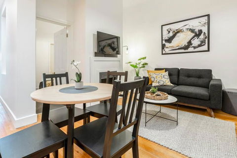 A Carlton Classic - Quaint Inner-City Getaway - Accommodation Whitsundays 0