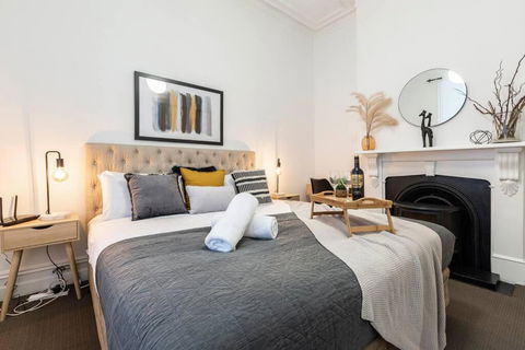 A Carlton Classic - Quaint Inner-City Getaway - Accommodation Whitsundays 1