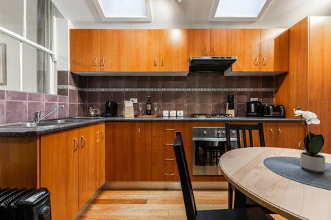 A Carlton Classic - Quaint Inner-City Getaway - Accommodation Whitsundays 2