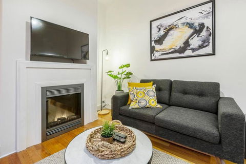 A Carlton Classic - Quaint Inner-City Getaway - Accommodation Whitsundays 3
