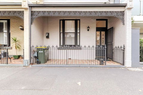 A Carlton Classic - Quaint Inner-City Getaway - Accommodation Whitsundays 4