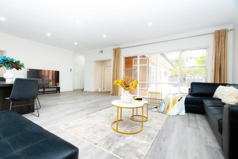 Adelaide Escape And Business-3Bath Full Kitchen Fast Wifi 3TV-for Large Families And Group - Accommodation Whitsundays 0