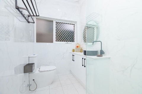 Adelaide Escape And Business-3Bath Full Kitchen Fast Wifi 3TV-for Large Families And Group - Accommodation Whitsundays 4