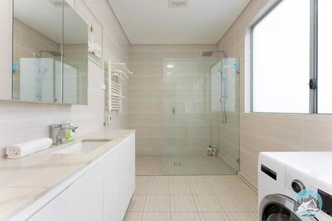 Aircabin - Fairfield - Modern - 6 Bedrooms House - Accommodation Whitsundays 3