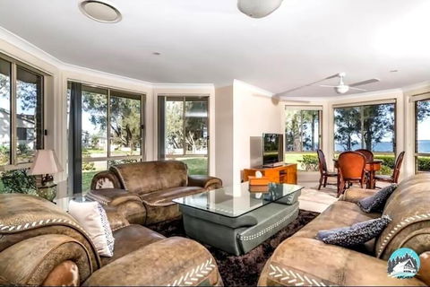 Aircabin - Tuggerawong - Lake Front - 9 Beds House - Accommodation Whitsundays 3