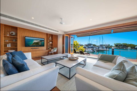 Airlie Beach Marina-Front Luxury At 10 The Cove - Accommodation Whitsundays 0