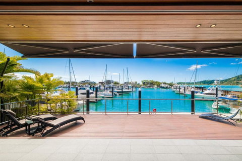 Airlie Beach Marina-Front Luxury At 10 The Cove - Accommodation Whitsundays 1