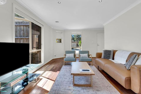 Airport West Stunner By Ready Set Stay - Accommodation Whitsundays 1