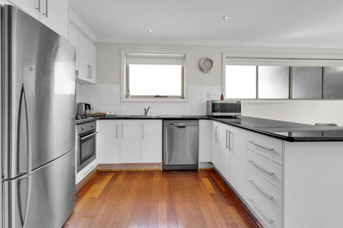 Airport West Stunner By Ready Set Stay - Accommodation Whitsundays 4
