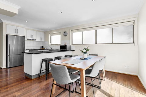 Airport West Stunner By Ready Set Stay - Accommodation Whitsundays 2