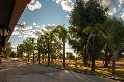 Albert Park Motor Inn-KING BEDS-POOL-SHADED PARKING - Accommodation Whitsundays 2