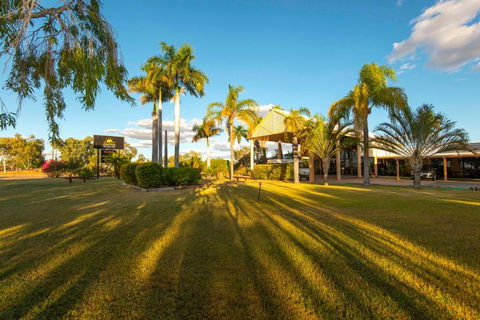 Albert Park Motor Inn-KING BEDS-POOL-SHADED PARKING - Accommodation Whitsundays 0