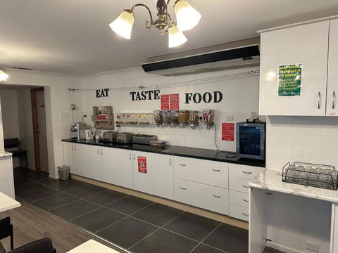 Allan Cunningham Motel - Accommodation Whitsundays 2
