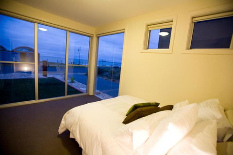 Aloha Beachfront Port Fairy - Accommodation Whitsundays 4