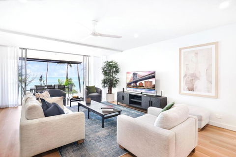 Amaroo - Luxury Apartment Overlooking The Coral Sea - Accommodation Whitsundays 3
