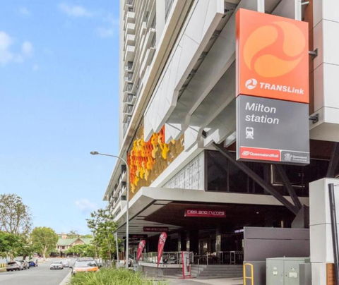 Amazing 2BR Delicate Apt, 1min To Train Station - Accommodation Whitsundays 1