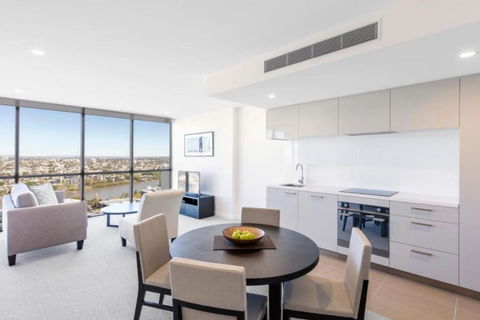 Amazing 2BR Delicate Apt, 1min To Train Station - Accommodation Whitsundays 4