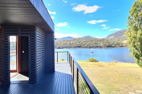AMAZING 5-Star WATERFRONT RETREAT ON THE RIVERWALK - Accommodation Whitsundays 1