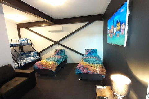 AMAZING 5-Star WATERFRONT RETREAT ON THE RIVERWALK - Accommodation Whitsundays 3