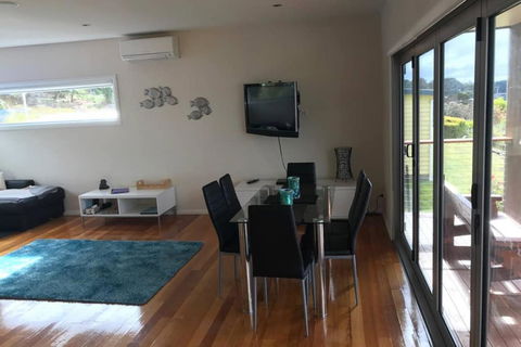 Amazing Ansons Bay Absolute Waterfront Beach House - Accommodation Whitsundays 3