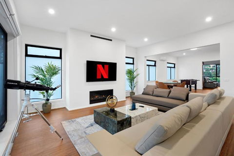 Amazing Backyard - MAX Entertain Beachside Retreat - Accommodation Whitsundays 1