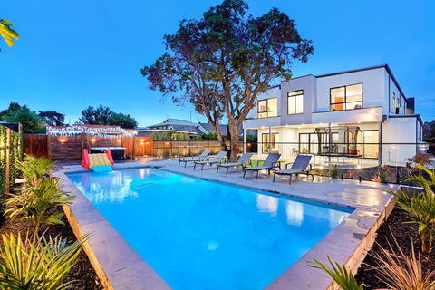 Amazing Backyard - MAX Entertain Beachside Retreat - Accommodation Whitsundays 0