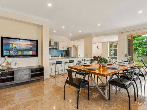 Amazing Broadwater City View Holiday Home With Pool - Accommodation Whitsundays 0