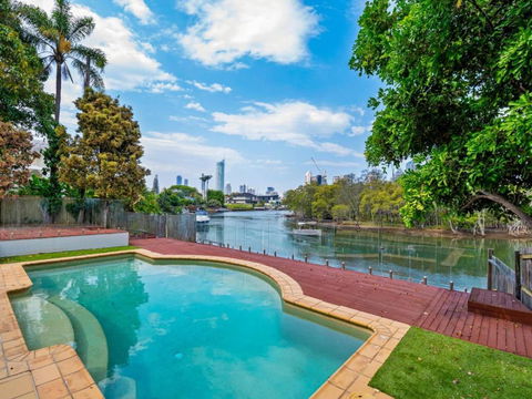 Amazing Broadwater City View Holiday Home With Pool - Accommodation Whitsundays 1
