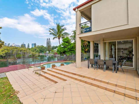 Amazing Broadwater City View Holiday Home With Pool - Accommodation Whitsundays 2