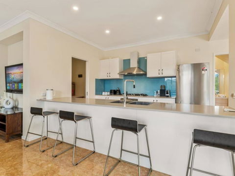 Amazing Broadwater City View Holiday Home With Pool - Accommodation Whitsundays 3
