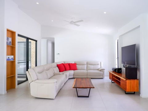 Amazing House Big Swimming Pool BBQ - Accommodation Whitsundays 2