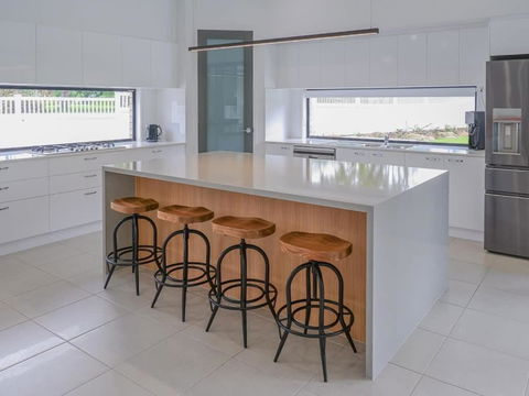 Amazing House Big Swimming Pool BBQ - Accommodation Whitsundays 4