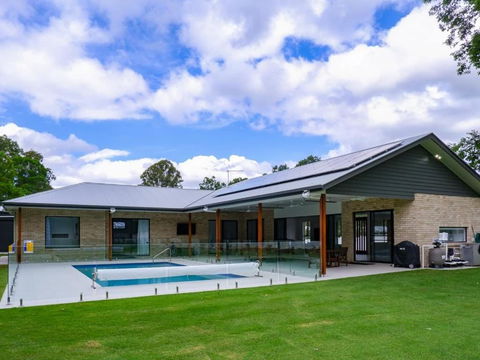 Amazing House Big Swimming Pool BBQ - Accommodation Whitsundays 0