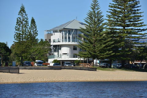 Amazing Currimundi Lakefront Ocean Penthouse - Accommodation Whitsundays 4