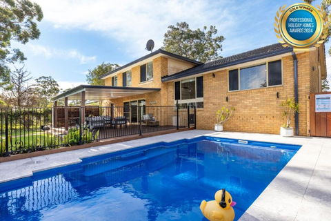 Anglesey - Pet Friendly With Pool & Tennis Court - 4 Mins Walk To Beach - Accommodation Whitsundays 0