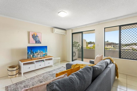 Albion Convenient Hideaway With Parking & Balcony - Accommodation Whitsundays 0