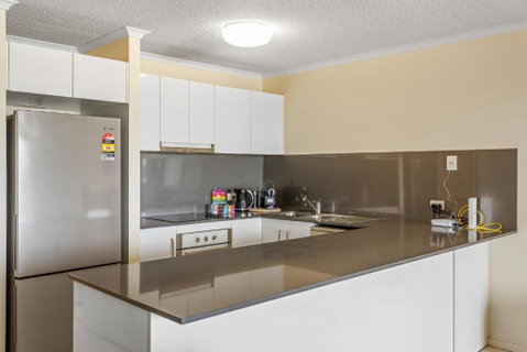 Albion Convenient Hideaway With Parking & Balcony - Accommodation Whitsundays 2