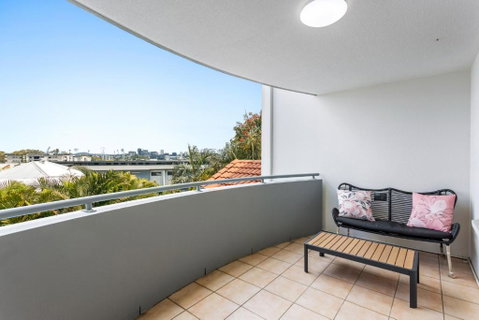 Albion Convenient Hideaway With Parking & Balcony - Accommodation Whitsundays 4