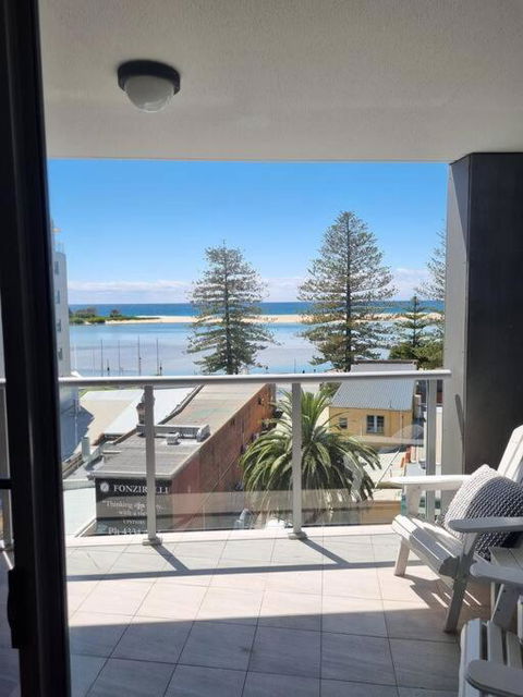 Apartment At The Entrance - Accommodation Whitsundays 0