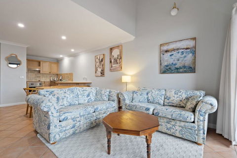 Apartment On William In CBD - 2 Bed 2 Bath Wi-Fi - Accommodation Whitsundays 2