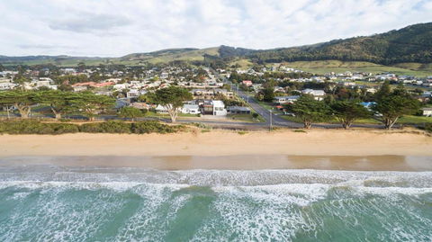 Apollo Bay Beach House - Accommodation Whitsundays 1